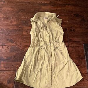 Pale green sleeveless Motherhood maternity top